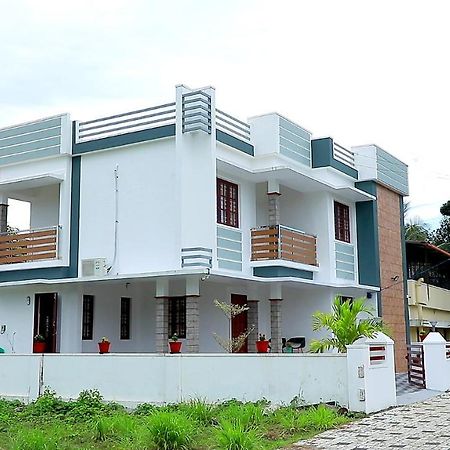 Pullad Villa Aranmula ภายนอก รูปภาพ
